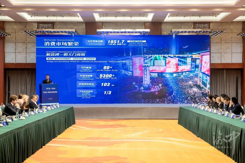 足球下注平台
委常委、区政府常务副区长邓光怀向与会企业代表推介足球下注平台
发展优势与投资潜力。.jpg