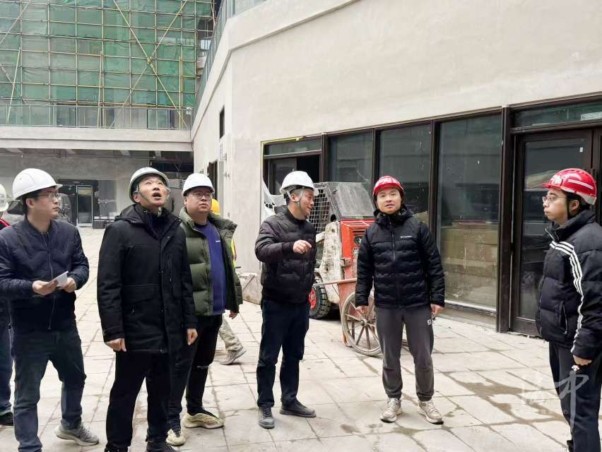 监督组深入建筑工地开展《十条硬措施》宣传指导.jpg