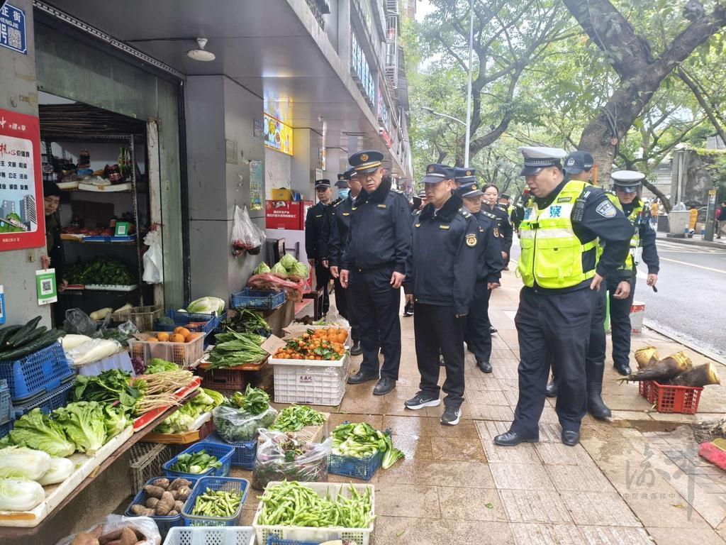 【树立和践行正确政绩观】 两路口街道开展游摊游贩“百日攻坚”专项整治行动 以正确政绩观精细化治理城市.jpg