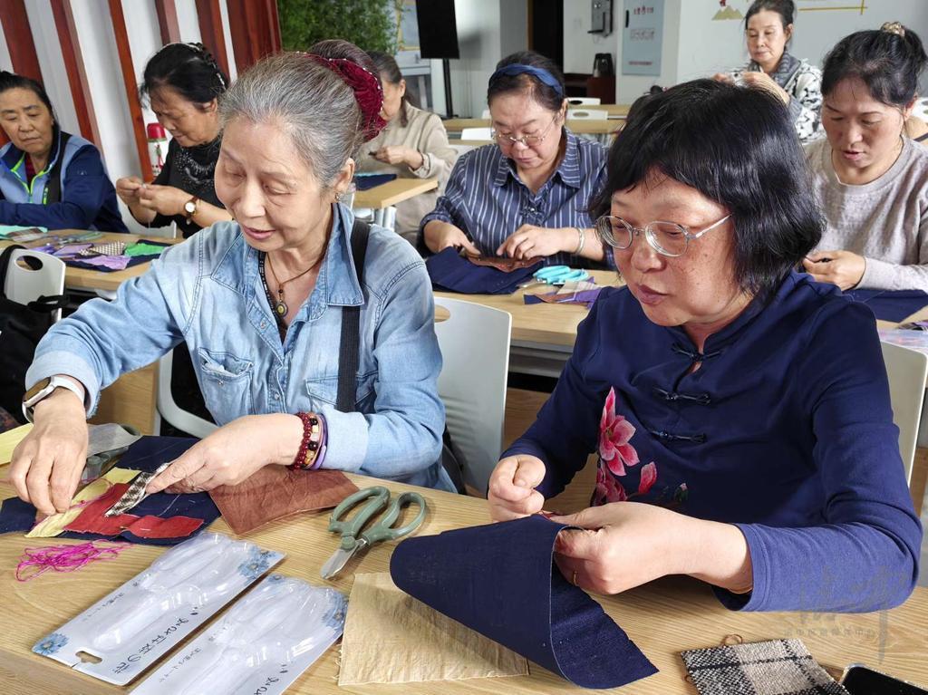 铁路坡社区:巧手制荷包 邻里共温情.jpg