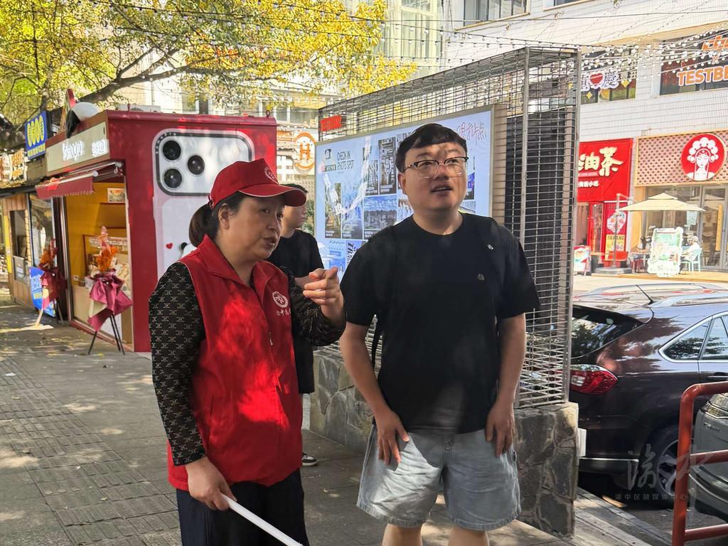 两路口街道开展假日文旅保障行动 为鹅岭片区文旅风景线添彩1.jpg
