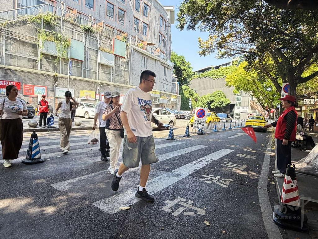 两路口街道开展假日文旅保障行动 为鹅岭片区文旅风景线添彩2.jpg